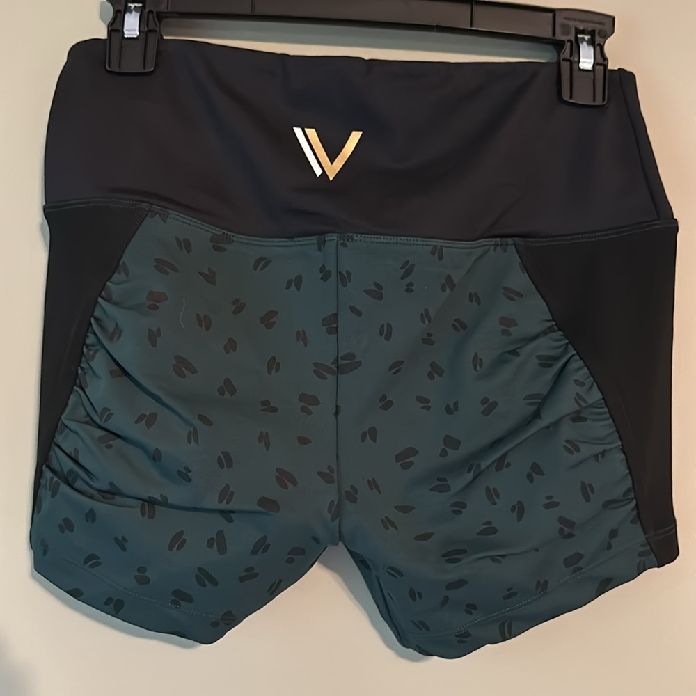 VULL Sport HIGH WAISTED SCRUNCHED
SHORTS  L - Picture 3 of 7